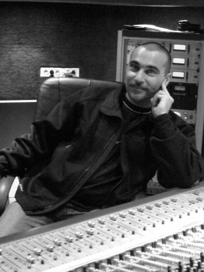 Eric Sempé à la console de mixage en studio