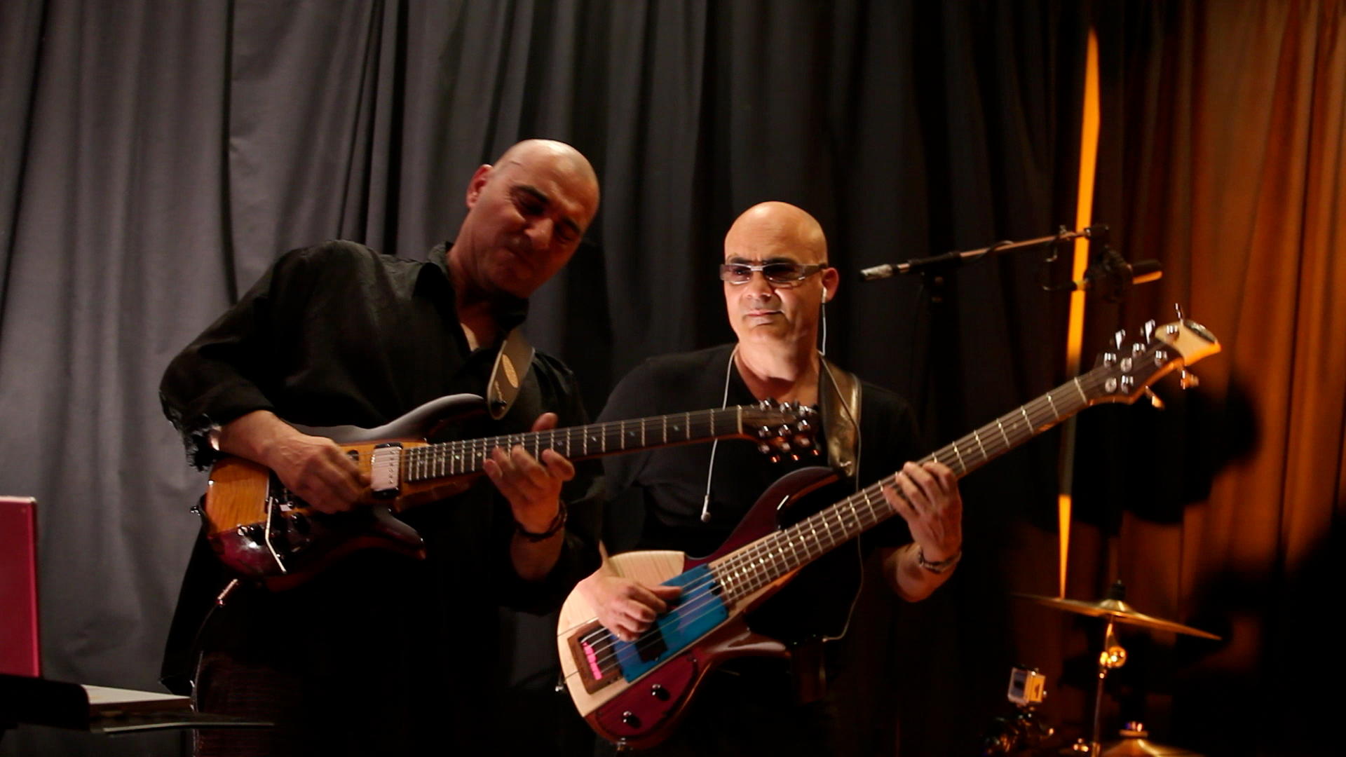 Deux musiciens à la guitare et à la basse en concert