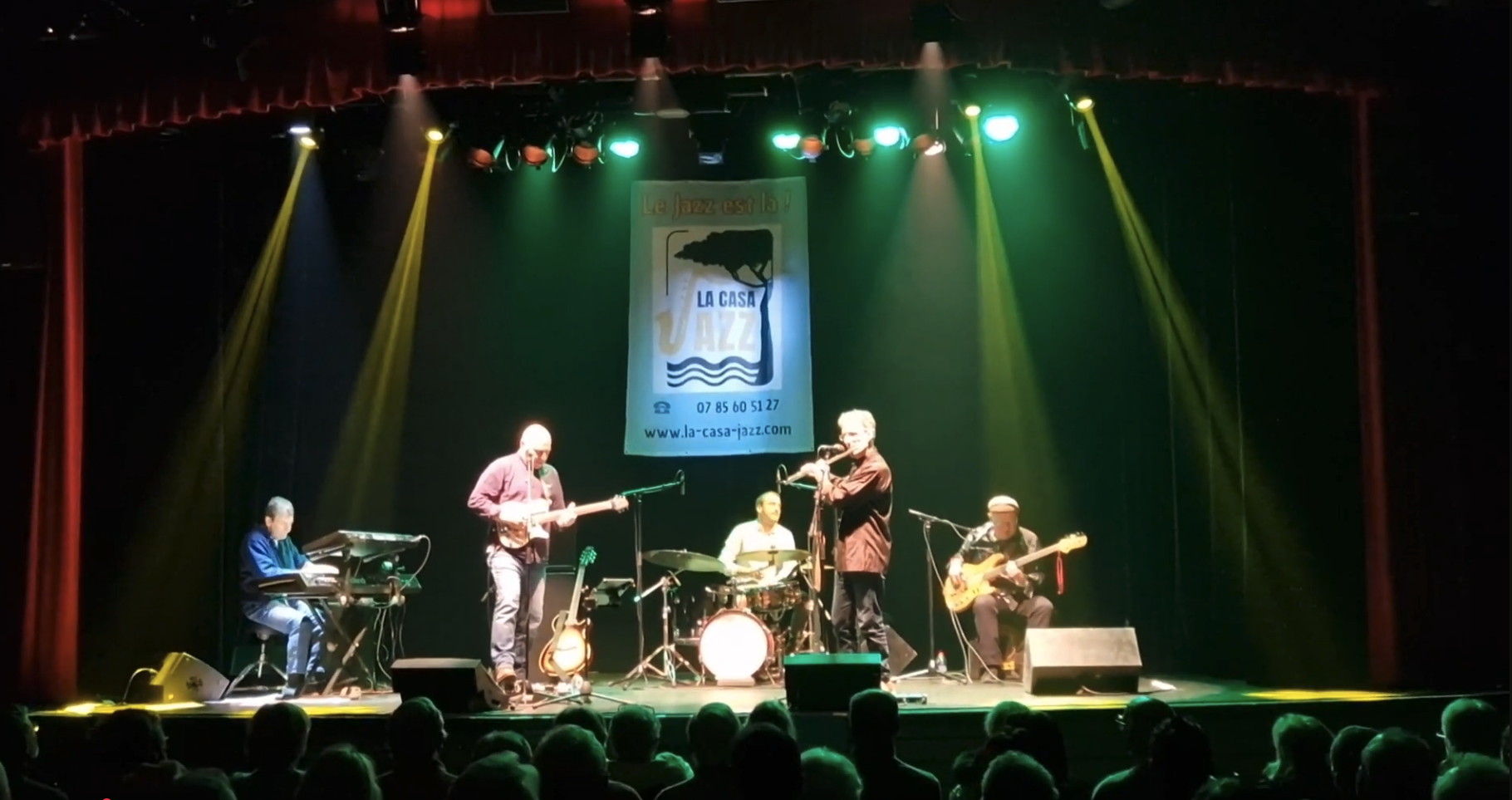 JAES Group en concert, les cinq musiciens sur scène