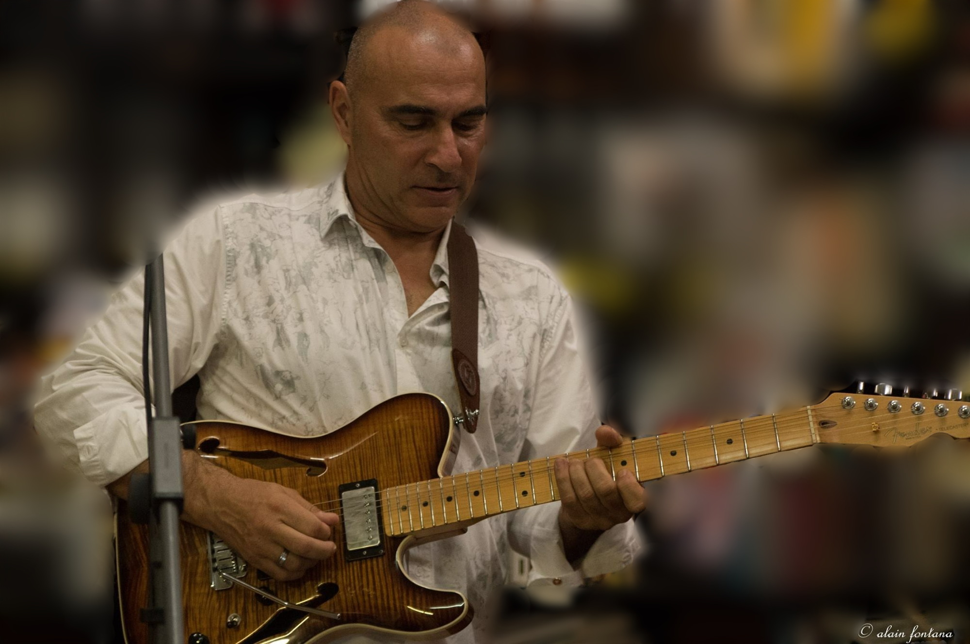 Eric Sempé jouant de la guitare électrique
